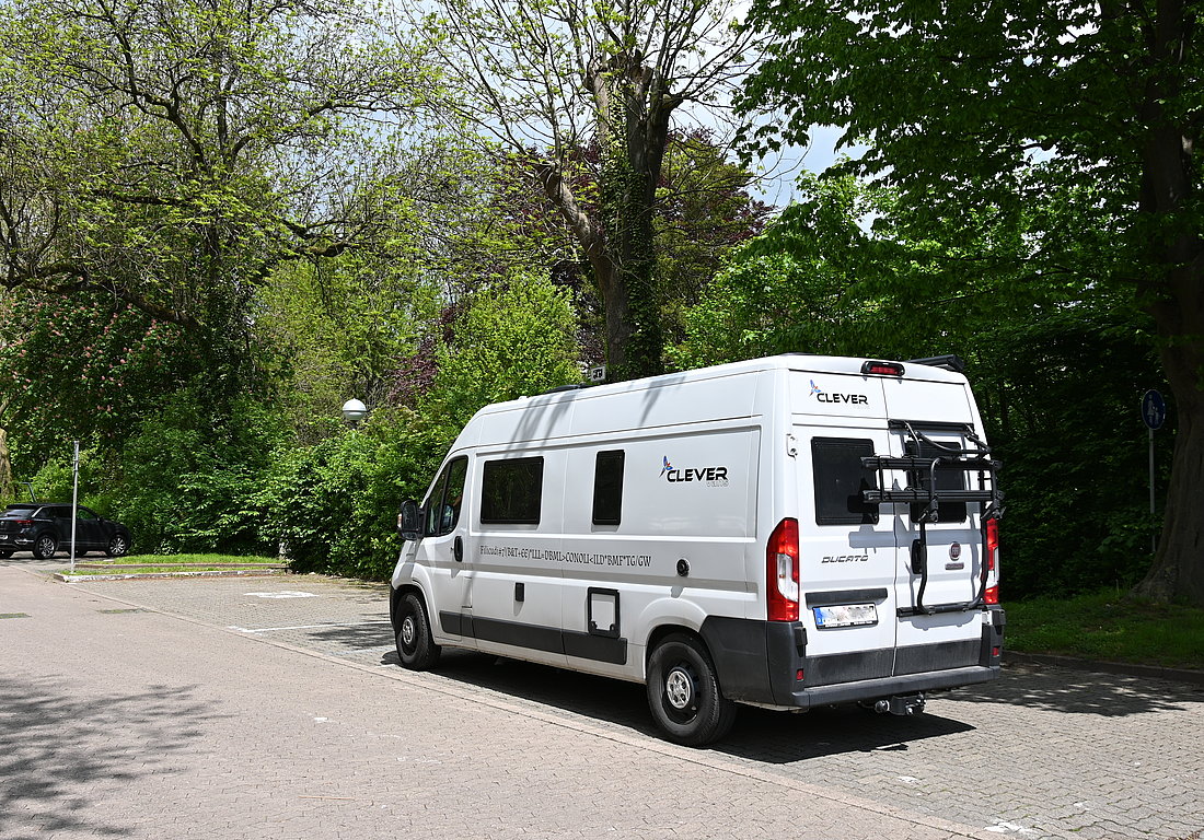 Caravanstellplatz auf dem Seminarparkpltz in Alfeld: Mitten im Grünen © Susanne Röthig