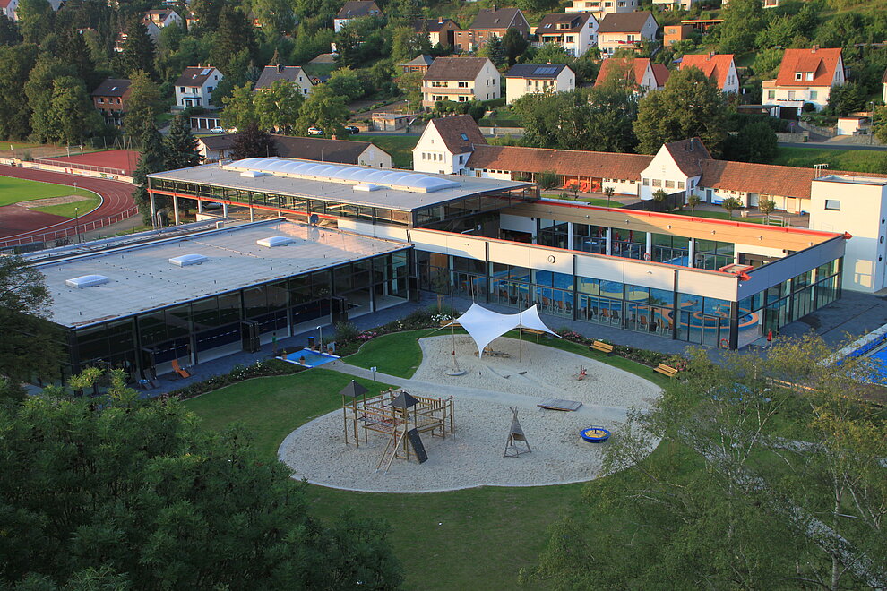 Luftbildaufnahme des 7 Berge Bades mit geöffneten Dach © Matthias Quintel Luftbildaufnahme des 7 Berge Bades mit geöffneten Dach © Matthias Quintel