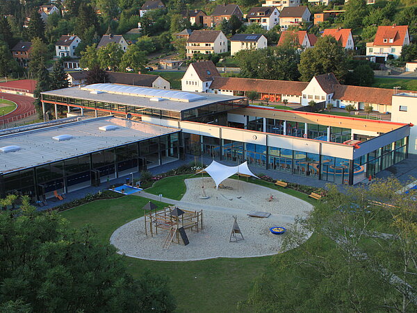 Luftbildaufnahme des 7 Berge Bades mit geöffneten Dach © Matthias Quintel