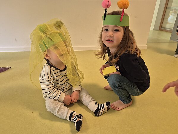 Zwei kleine Kinder haben sich als Raupe Nimmersatt verkleidet.