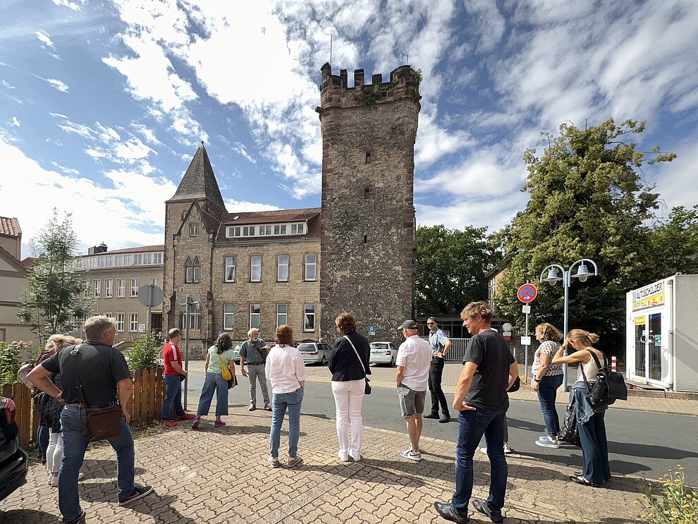 Der Fillerturm ist Alfeld ist ein Ziel der Stadtführungen. Hier sieht man eine Gruppe vor dem Turm bei herrlich weiss-blauem Himmel. © hgscharf Der Fillerturm ist Alfeld ist ein Ziel der Stadtführungen. Hier sieht man eine Gruppe vor dem Turm bei herrlich weiss-blauem Himmel. © hgscharf