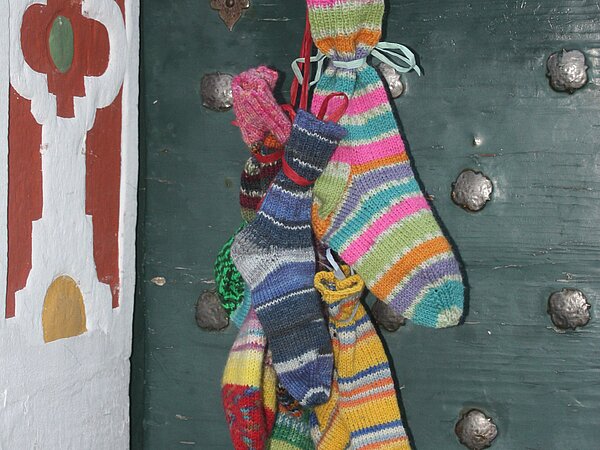 Nikolaus-Socken hängen an der Rathaus-Tür
