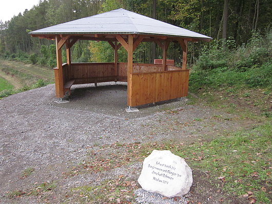 Die Dehnser Maihütte wurde 1983 erstmalig errichtet und 2013 durch ein Sponsoring-Projekt von der Dorfgemeinschaft komplett neu gebaut © Ralf Ahrens
