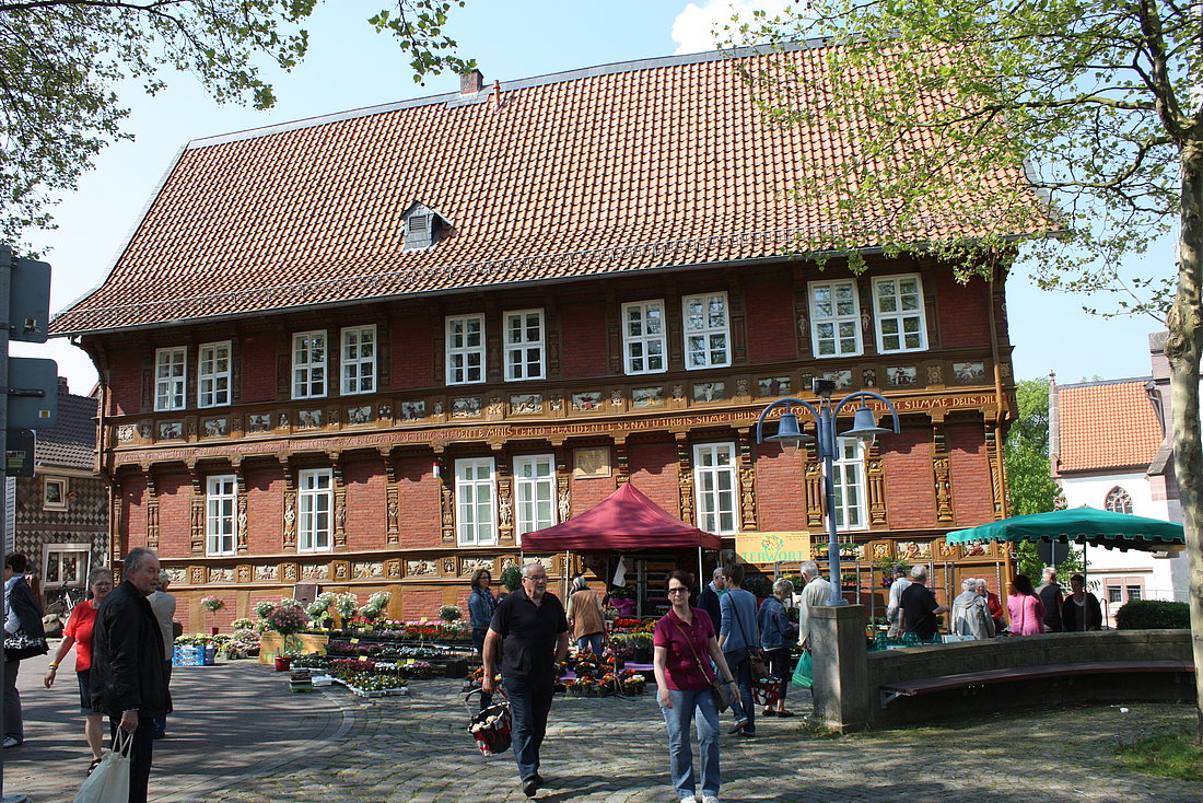 Wochenmarkt vor der Lateinschule © HG Scharf