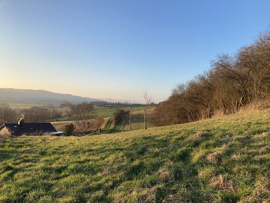Eimsen, Blick vom Torenberg ins Leinetal Blick vom Schlehberg zum Wahrberg © HG Scharf