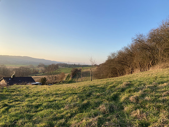 Eimsen, Blick vom Torenberg ins Leinetal Blick vom Schlehberg zum Wahrberg © HG Scharf