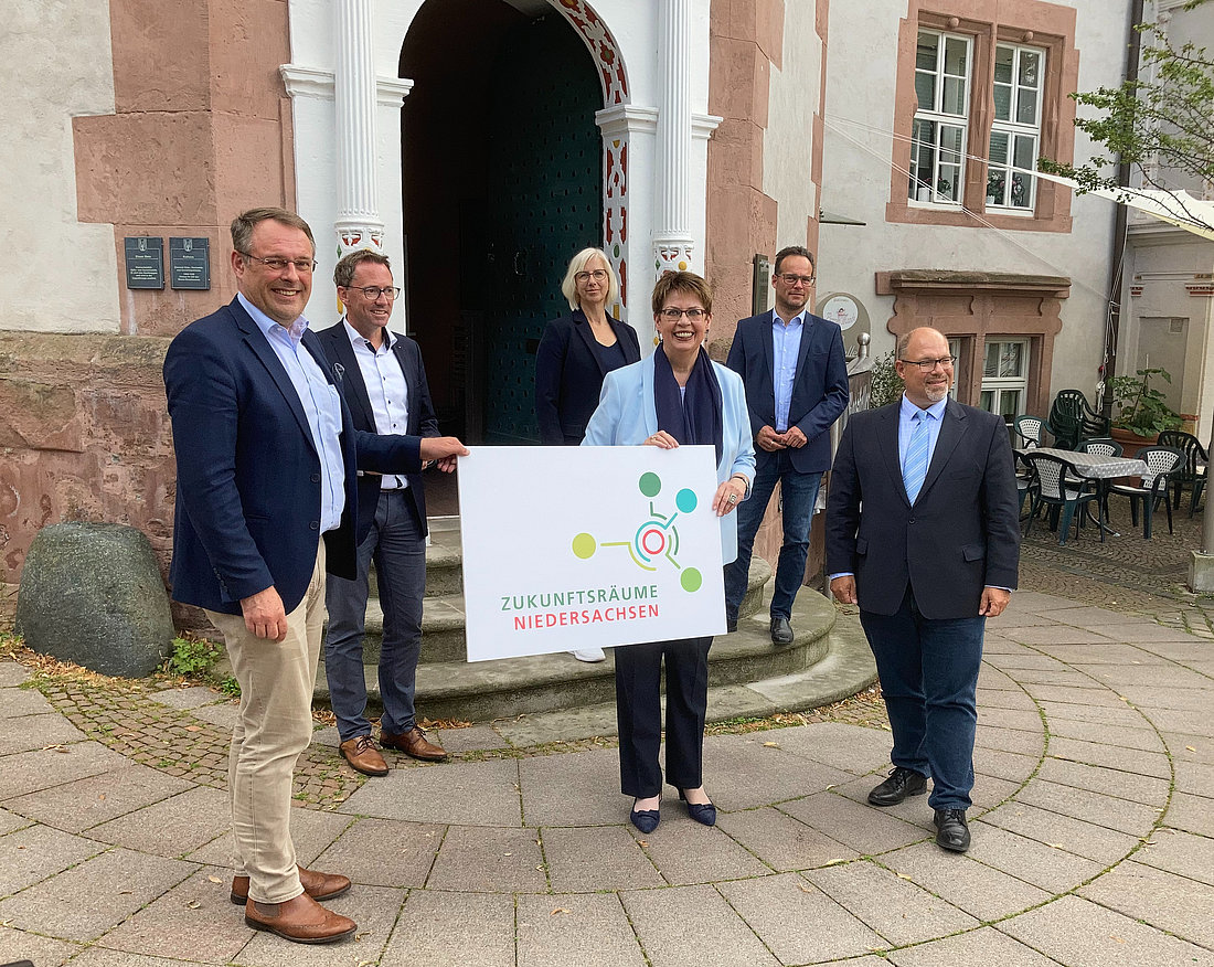 Eine Gruppe Menschen vor dem Alfelder Rathaus, Fördermittelübergabe am 10. August 2021