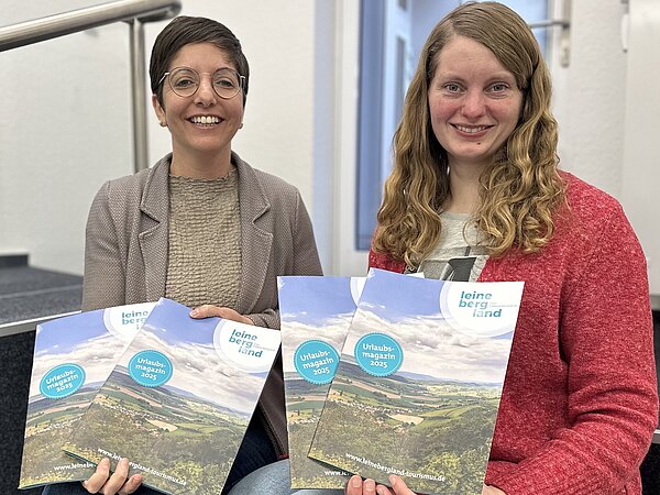 Präsentation des neuen Urlaubmagazins - Fabienne Gohres und Eva Strecke (Region Leinebergland e. V.)