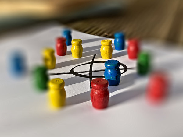 Illustration zum Thema Wahlen, Spielfiguren und ein angekreuzter Kreis © HGScharf