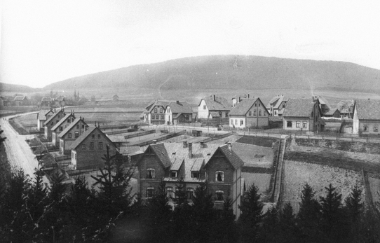 Historische Aufnahme der Siedlung Buchenbrink, im Vordergrund der Reusen und der Konsum - deutlich zu erkennen die "Konsumtreppe" © privat