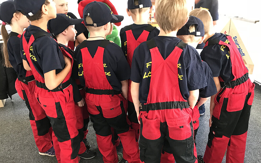Brandschutzerziehung - Kinder in roten Latzhosen bei der Ausbildung Brandschutzerziehung - Kinder in roten Latzhosen verfolgen die Ausbildung © Matthias Quintel