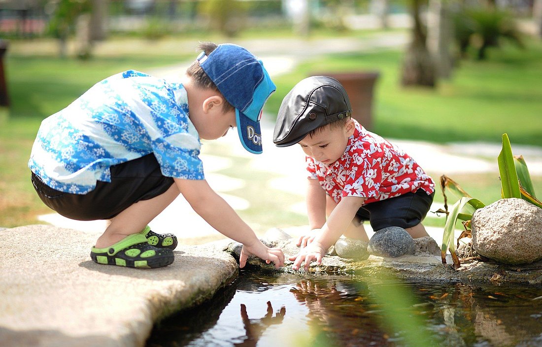 Kinder spielen zusammen