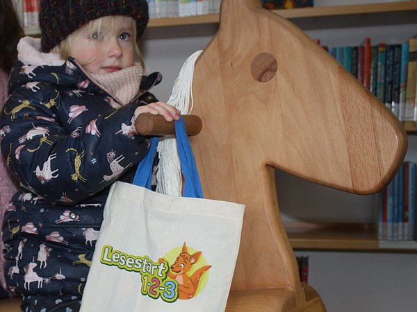 Im Galopp durchs Leseland: Elisa Schwagmeyer, 3 Jahre, hat sich in der Stadtbücherei schon eine Lesestart-Tasche abgeholt