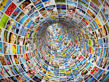 Grafik: viele Bilder sind zu einem Tunnel geformt, © Bednarek, Fotolia