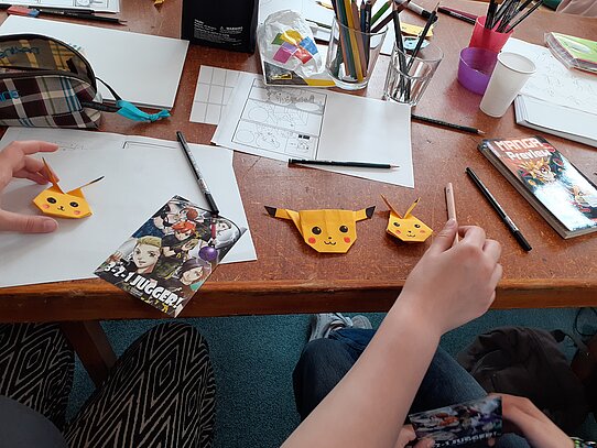 Auch Origami, die japanische Kunst des Papierfaltens, wurde ausprobiert: hier am Beispiel von Pikachu!