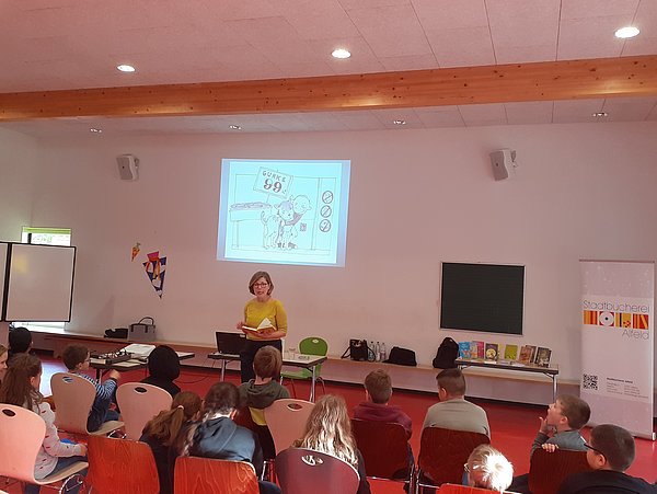 Kinderbuchautorin Charlotte Habersack in der Bürgerschule Alfeld