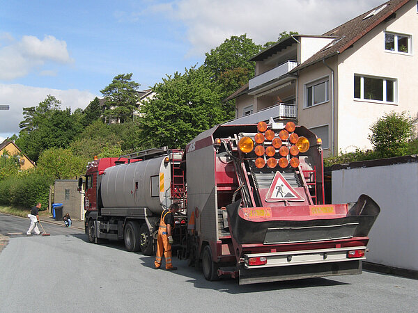 Eine Straße wird gesplittet © Stadt Alfeld (Leine)