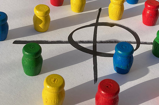 Illustration zum Thema Wahlen, Spielfiguren und ein angekreuzter Kreis © HGScharf