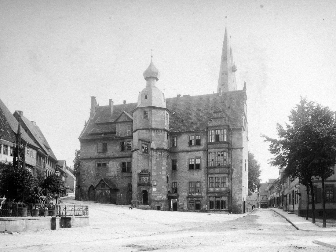 Historische Aufnahme des Alfelder Rathauses. Das Bild ist am 18.09.1874 entstanden.