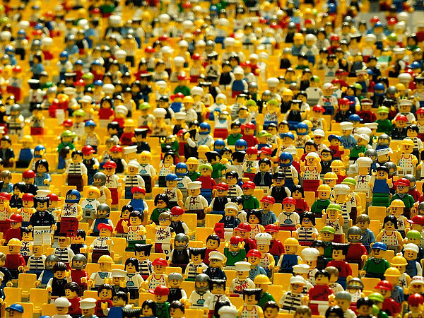 Eine fröhliche Truppe Legofiguren © eak_kkk, pixabay.com