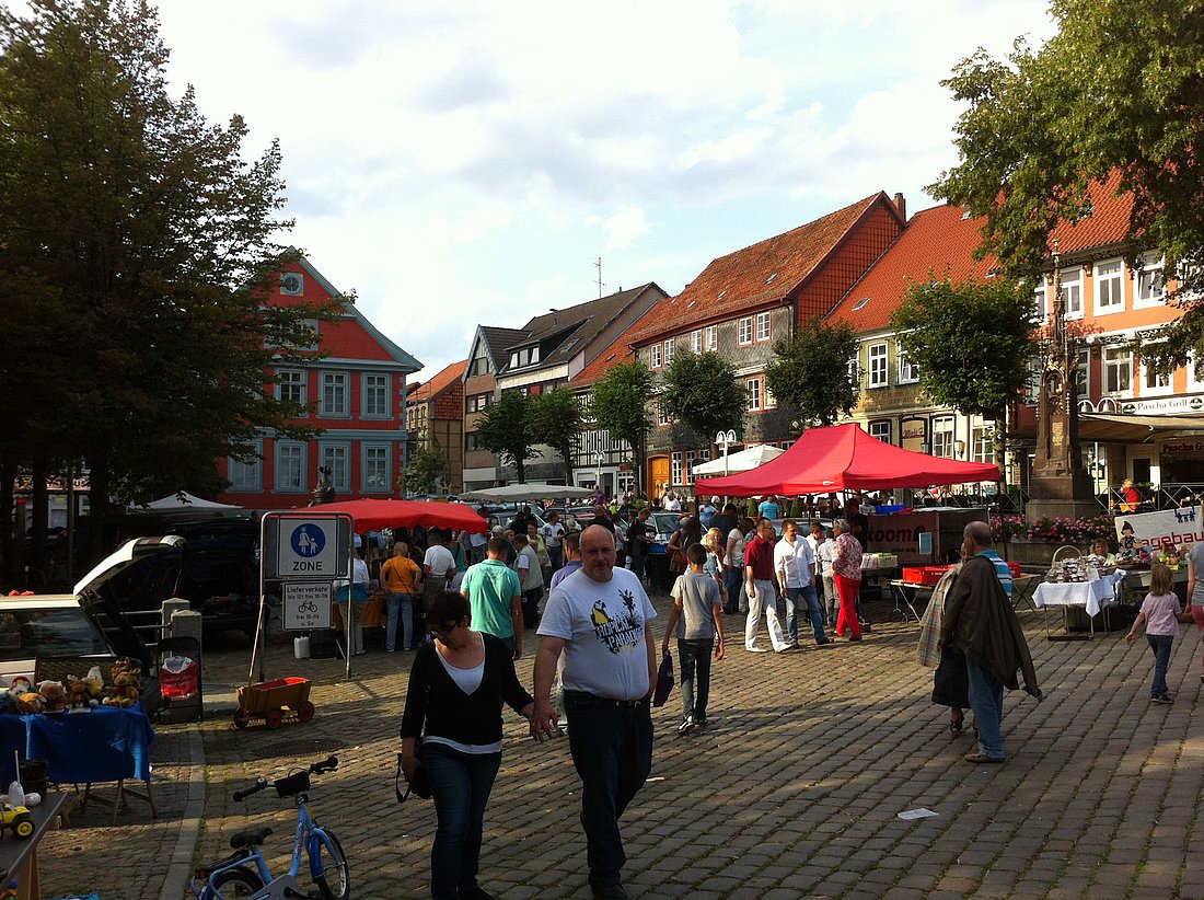 Altstadtflohmarkt auf dem Marktplatz in Alfeld (Leine) © HG Scharf