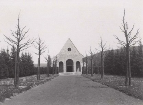Die nahezu fertige Friedhofskapelle, vermutlich im Frühjahr 1938. Um den Blick auf die Hauptfassade zu fokussieren wurde am Weg von der Kalandstraße aus eine Baumallee gepflanzt. Die Wirkung des symmetrisch gestalteten Westgiebels wurde dadurch noch unterstrichen. Die nahezu fertige Friedhofskapelle, vermutlich im Frühjahr 1938.