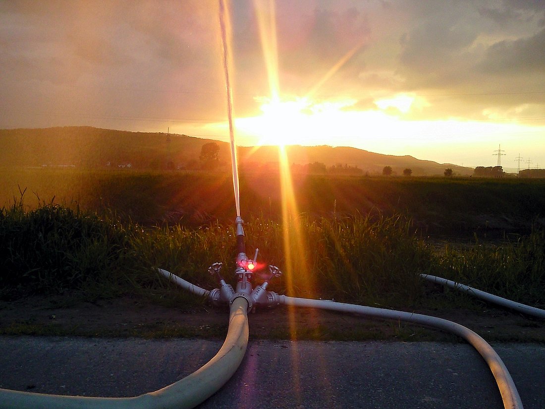 Feuerwehrschläuche vor untergehender Sonne © Matthias Quintel