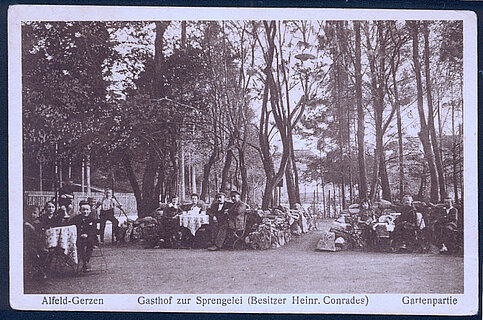 Postkarte des Biergartens des Gasthofes Sprengelei mit Besuchern aus der zwanziger-dreißiger Jahren des 20ten Jahrhunderts © privat Postkarte des Biergartens des Gasthofes Sprengelei mit Besuchern aus der zwanziger-dreißiger Jahren des 20ten Jahrhunderts © privat