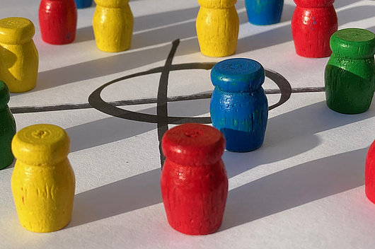 Illustration zum Thema Wahlen, Spielfiguren und ein angekreuzter Kreis © HGScharf