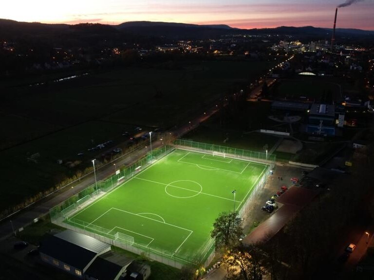 Kunstrasen in Alfeld bei Nacht (Foto Firma Keller-Tersch, Schönebeck)