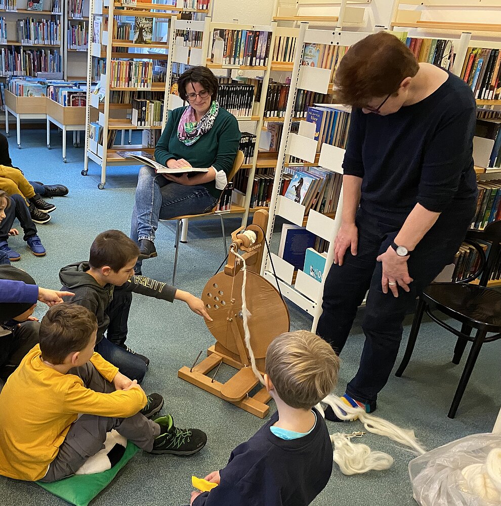 Märchen-Lesung mit Spinnrad; Vorlesetag mit der 1. Klasse der Grundschule Föhrste Märchen-Lesung mit Spinnrad; Vorlesetag mit der 1. Klasse der Grundschule Föhrste