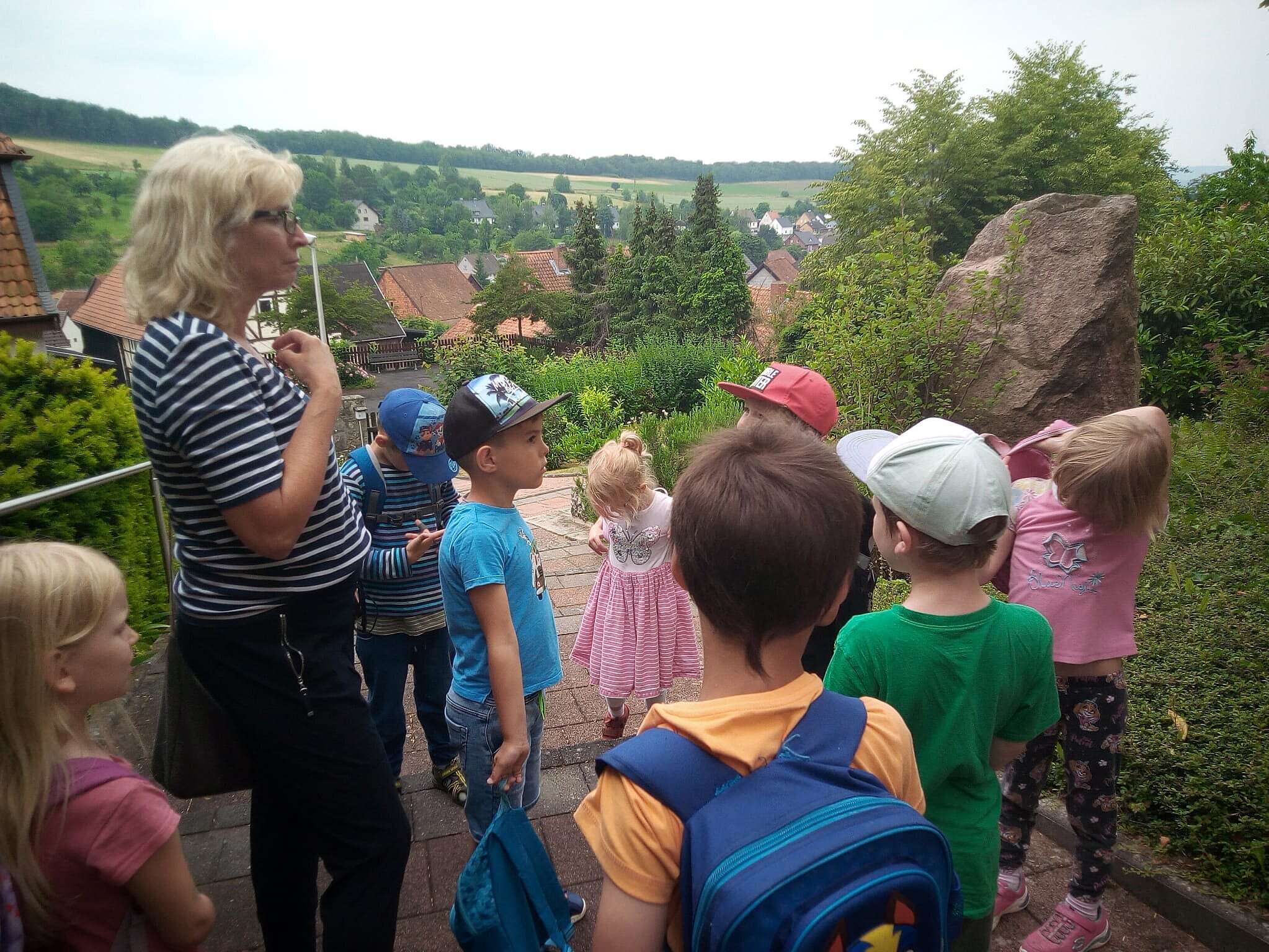 Hörsum: Kita-Kinder erobern den Ort - Alfeld (Leine)