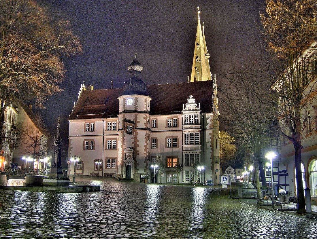 Das Alfelder Rathaus bei Nacht © Peter Leussner 