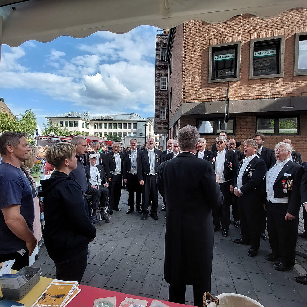 Der "Studentenchor" aus Norwegen singt am Gemeinschaftsstand Gronau/Alfeld (Leine) hansetage_studentenchor_norwegen