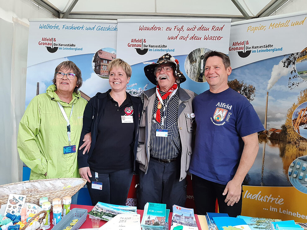 Die Hansetage sind geprägt von viel ehrenamtlichen Engagement und gegenseitiger Unterstützung. Hier zu sehen sind Christa Rehse (Gronau/Leine), Nadine Meier (SJR), Hans, der Hanseradler aus Lübeck und Stephan Maedge (SJR) hansetage_gronau___alfeld