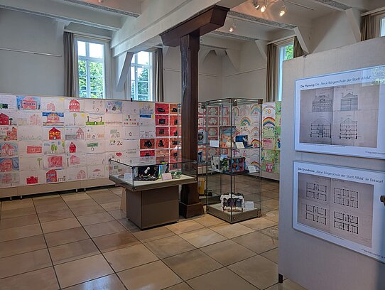 Einblicke in die Ausstellung Meine Bürgerschule – Meine Bücherei – 130 Jahre von 1895 – 2025“