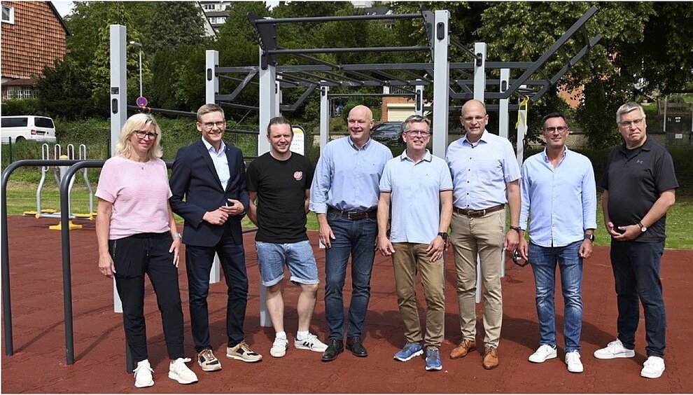Dank der Initiative von Thomas Warnecke und Dennis Scholz von der SV Alfeld konnte die frei zugängliche und inklusionsgerechte Fitnessanlage am 13.08.2023 der Öffentlichkeit zur Verfügung gestellt werden. Gemeinsam wünschen alle Sponsoren und Organisatoren: "Viel Spaß mit dieser neuen Trainingsmöglichkeit im Freien." Fitnesspacour__5